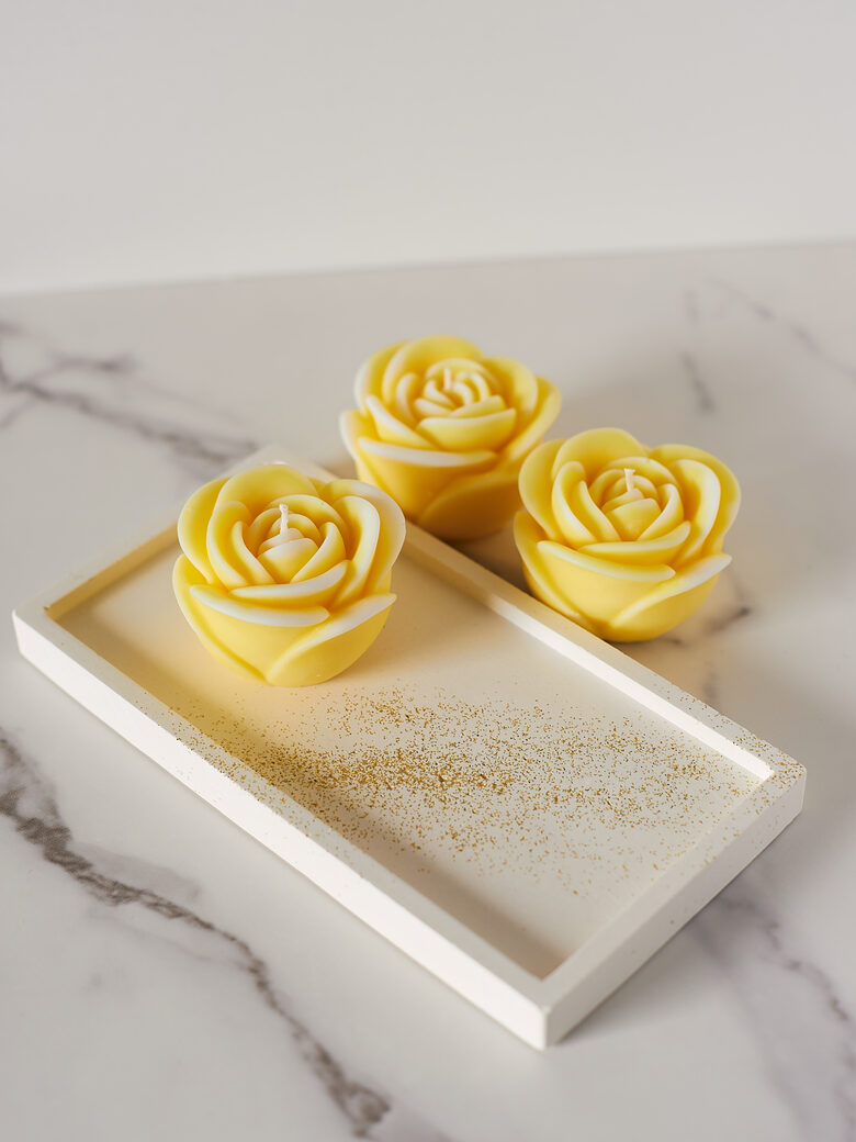 Sojų vaško žvakių rinkinys – 3 geltonos rožės su padėkliuku